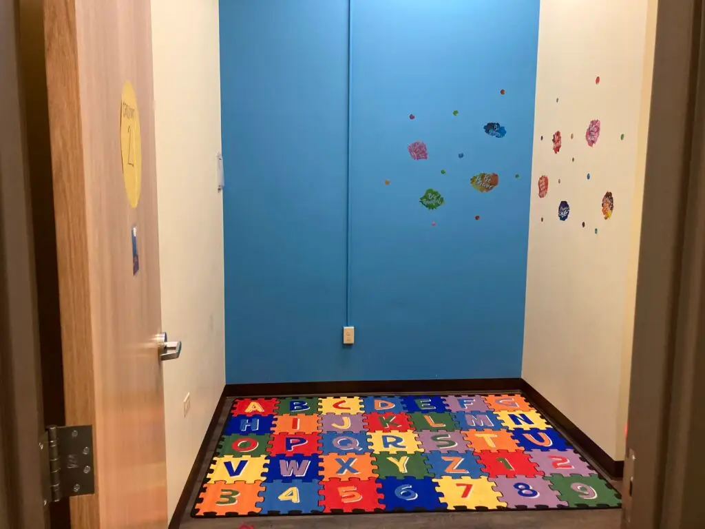 a-child's-room-with-a-door-and-a-rug-on-the-floor